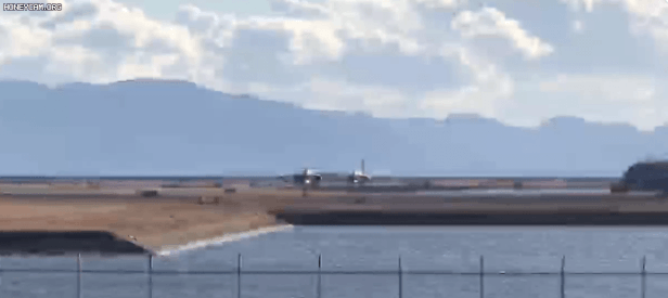 미 공군의 B-1B 전략폭격기 2기가 일본 이와쿠니 기지에 착륙하는 장면./트위터