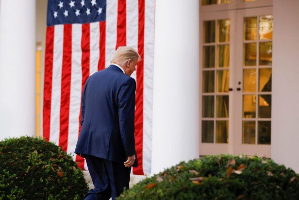 도널드 트럼프 미국 대통령이 지난 13일 백악관 로즈가든에서 기자회견을 마친 뒤 집무실로 돌아가고 있다./로이터 연합뉴스