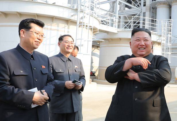 2020년 5월 1일 순천인비료공장 준공식에 참석한 김정은을 수행한 박태성(왼쪽에서 두번째)./조선중앙통신 연합뉴스
