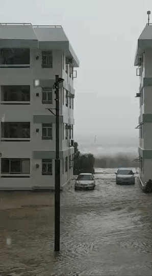 홍콩 퉁청 지역에서 태풍 사올라로 인한 해일로 바닷물이 방파제를 넘어 주택가로 밀려드는 모습. /엑스