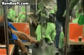 형광 녹색의 옷을 입은 집단이 10대 승객 2명을 폭행하고 있다. /트위터