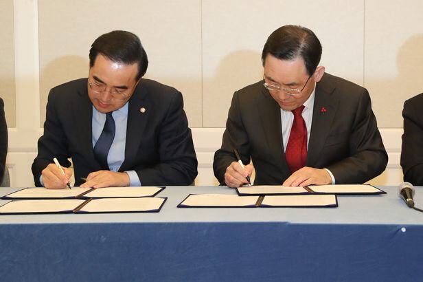주호영 국민의힘 원내대표(오른쪽)와 박홍근 더불어민주당 원내대표가 22일 서울 여의도 국회에서 내년도 예산안 합의문에 서명하고 있다. 2022.12.22/뉴스1