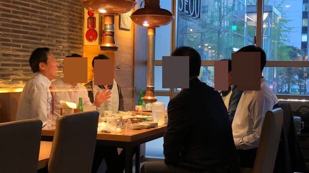 더불어민주당 우상호 의원이 8일 저녁 서울 중구의 한 식당에서 일행 5명과 함께 식사하는 모습. /독자 제공 조선일보DB