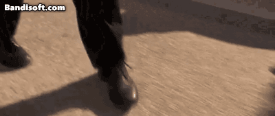 영화 '유주얼 서스펙트'의 마지막 장면. 항상 다리를 절던 주인공이 똑바로 걷는 모습으로, 반전 영화의 가장 유명한 장면으로 꼽힌다. /온라인 커뮤니티