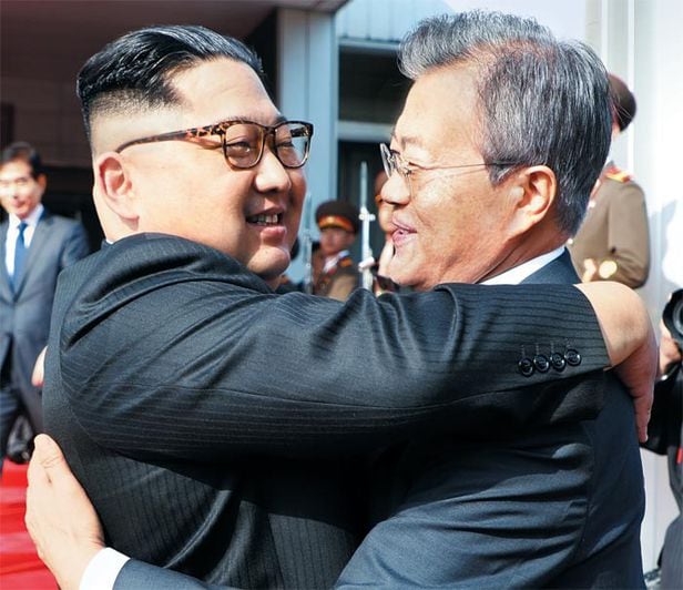 문재인 대통령과 김정은 북한 국무위원장이 26일 오후 판문점 북측 통일각에서 정상회담을 마친 뒤 헤어지며 포옹하고 있다.