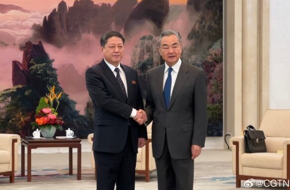 18일 중국 베이징에서 왕이(오른쪽) 중국 외교부장(장관)이 박명호 북한 외무성 부상(차관)과 악수하고 있다./CGTN·연합뉴스