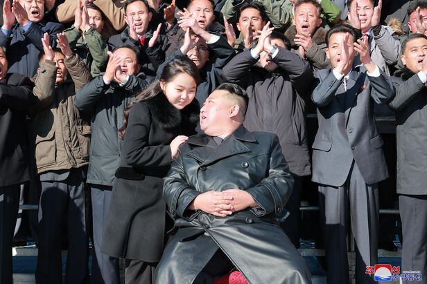북한 조선중앙통신은 지난 27일 김정은 국무위원장이 대륙간탄도미사일(ICBM) '화성-17형' 발사에 참여했던 공로자들과 기념사진을 찍고 그들의 노력을 평가했다며 딸의 모습을 함께 공개했다. /조선중앙통신 연합뉴스 