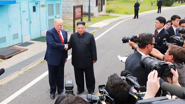김정은 총비서가 2019년 6월 30일 남북미 판문점 회동에서 도널드 트럼프 당시 미국 대통령과 악수하고 있다. /뉴스1