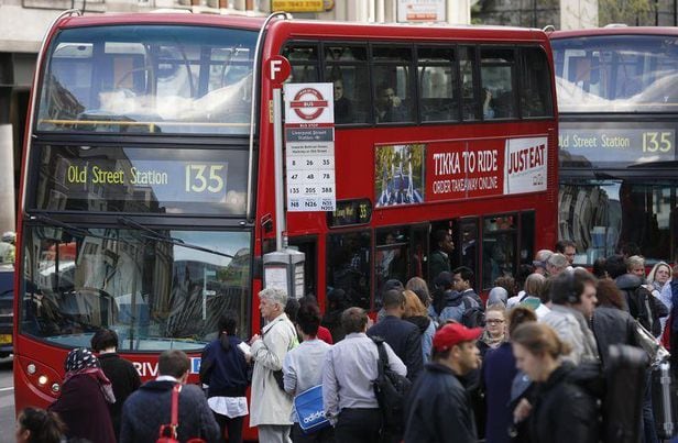 영국 런던의 버스 정류장에서 시민들이 버스를 기다리는 모습. 이들은 줄을 서지 않고 있어도 몸이 불편하거나 움직이기가 어려운 이들이 먼저 타고 내릴 수 있도록 하는 암묵적인 규칙을 지킨다. /로이터 연합뉴스