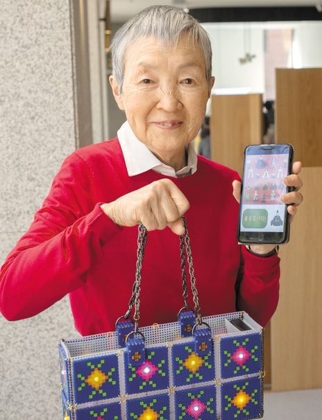 일본의 80대 프로그래머 와카미야 마사코(88)씨가 자신이 개발한 게임 앱이 깔린 스마트폰을 보여주고 있다. /조인원 기자
