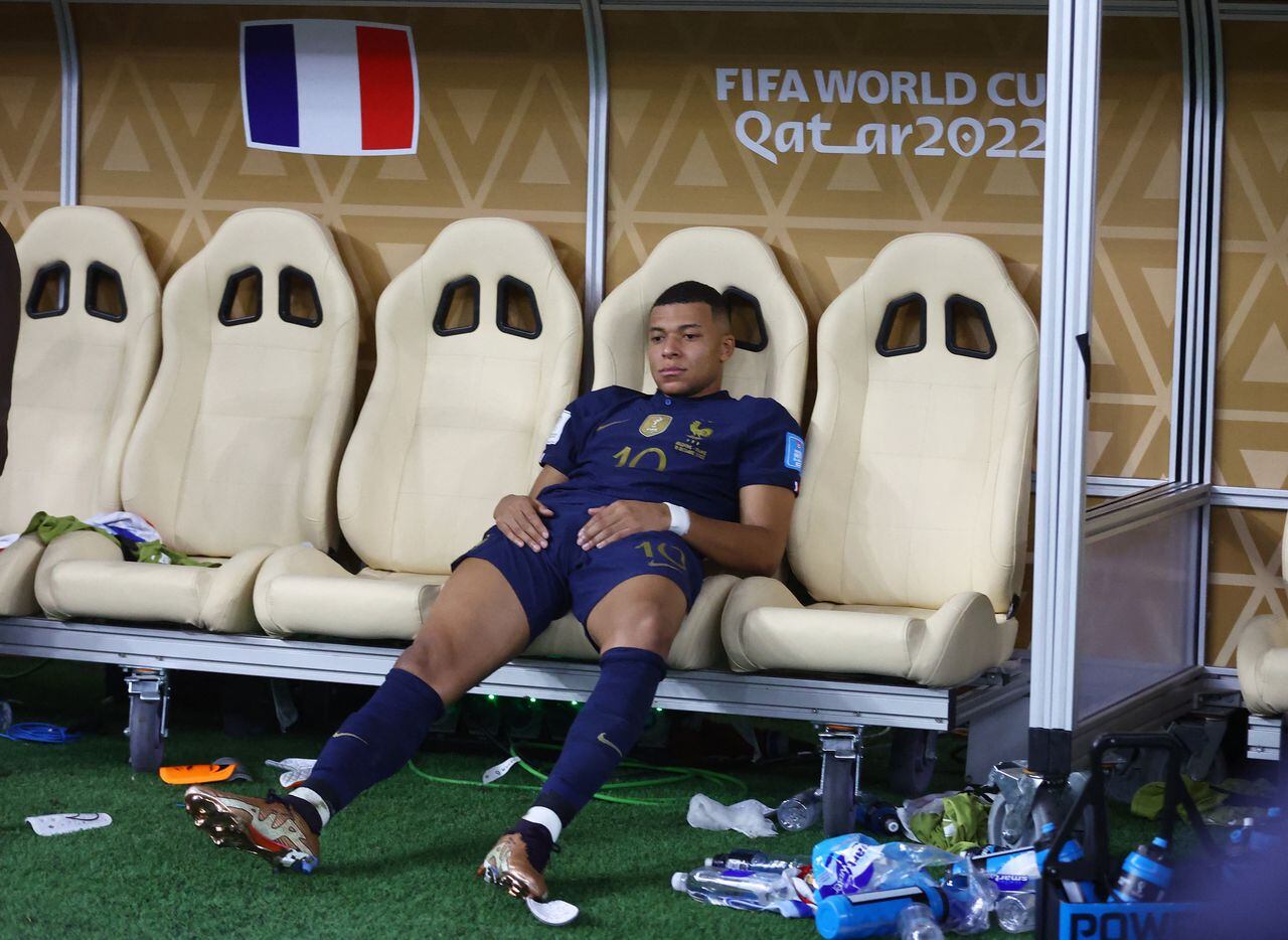 카타르 월드컵 결승전에서 승부차기 끝에 아르헨티나에 우승을 내준 프랑스의 음바페가 넋을 잃고 벤치에 앉아 있다./로이터 연합뉴스