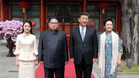 김정은 북한 국무위원장이 그의 부인 리설주와 2018년 중국을 방문해 시진핑 중국 국가주석 부부와 사진을 찍는 모습. /연합뉴스