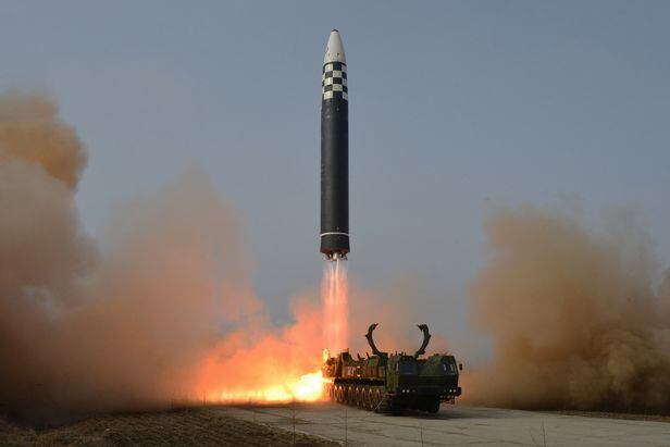 북한 노동신문이 3월 25일 신형 대륙간탄도미사일(ICBM)인 '화성-17형'발사장면이라며 보도한 사진./노동신문 뉴스1