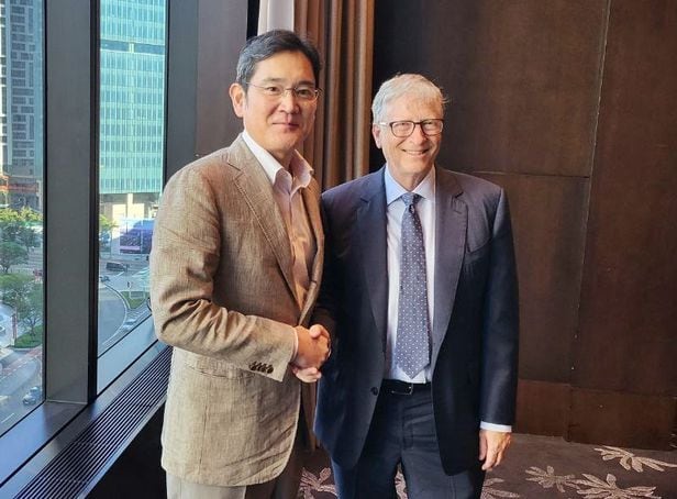 지난해 8월 이재용 삼성전자 회장과 빌 게이츠 마이크로소프트 창업자가 서울 한 호텔에서 만났다. /삼성전자 제공