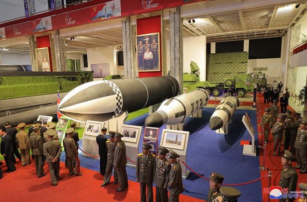 2021년10월 처음으로 개최된 북한 국방발전전람회에 전시된 SLBM(잠수함발사탄도미사일)들. 맨 오른쪽이 이번에 처음으로 공개된 소형 SLBM이다. /연합뉴스