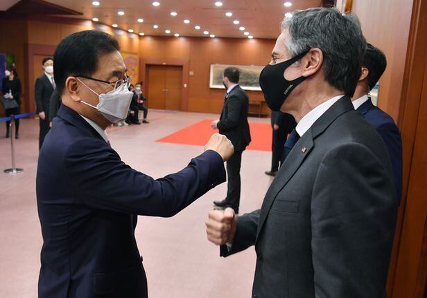 17일 서울 외교부 청사에서 정의용 외교장관과 토니 블링컨 미 국무장관이 팔꿈치 인사를 하고 있다. /사진공동취재단