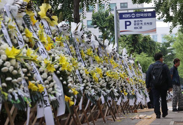 14일 오후 서울 영등포구 KBS 앞에 수신료 분리 징수와 김의철 사장의 사퇴를 촉구하는 근조 화환이 놓여 있다./연합뉴스