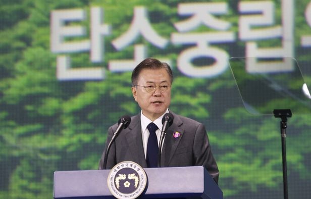 문재인 대통령이 지난 2021년 5월 29일 오후 서울 동대문디자인플라자(DDP)에서 열린 '2050 탄소중립위원회 출범식'에 참석해 격려사를 하고 있다./뉴시스