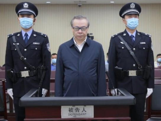 중국에서 역대 최고인 17억8800만 위안의 뇌물을 수수한 라이샤오민 화룬자산관리 전 회장이 톈진 제2중급인민법원의 1심 법정에 출두해 재판을 받고 있다/톈진 제2중급인민법원 홈페이지