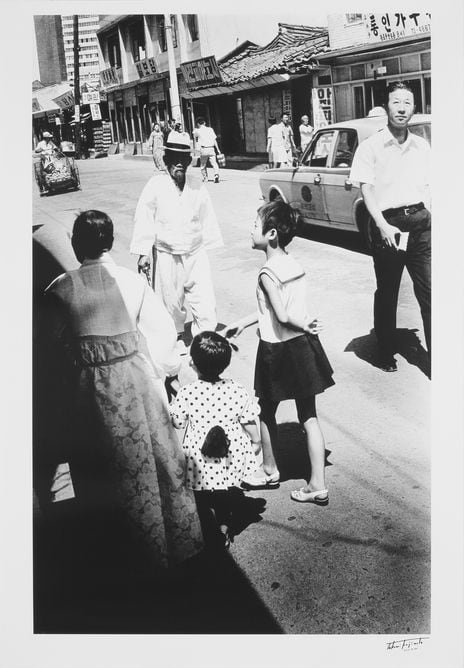 일본 사진작가 후지모토 다쿠미가 1970년경 촬영한 '인사동 거리'. 신축 전 '통인가구점'이 배경에 보인다./통인그룹