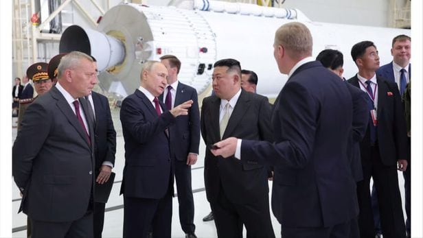 13일 블라디미르 푸틴 러시아 대통령과 김정은 북한 국무위원장이 러시아 우주기지를 참관하고 있다./조선중앙통신 뉴시스
