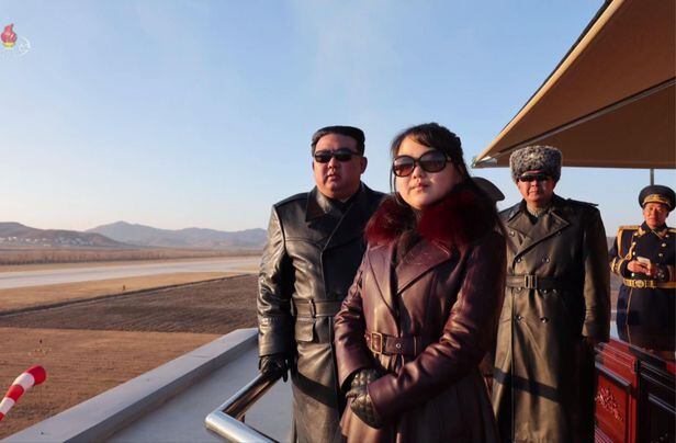 김정은 북한 국무위원장이 항공절인 지난달 30일 딸 주애와 공군사령부를 방문해 시위비행을 참관했다고 1일 조선중앙TV가 보도했다/조선중앙TV 뉴시스