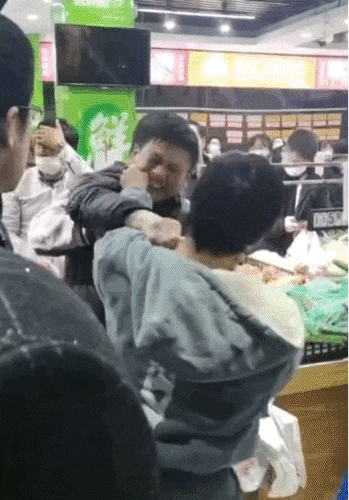 단계적 봉쇄 전날 상하이 푸둥 지역 마트에서 몸싸움을 벌이는 두 남성 /웨이보