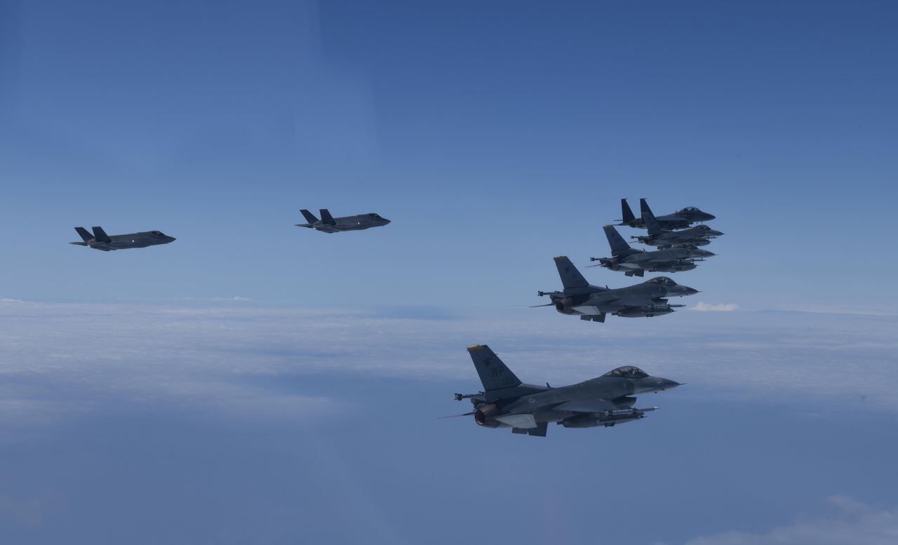 합동참모본부는 7일 한·미가 서해상 공역에서 북한의 지속적인 탄도미사일 도발에 대응해 공중무력시위 비행을 실시했다고 밝혔다. 한·미 연합 공중무력시위 비행에는 한국 공군의 F-35A, F-15K, KF-16 전투기 16대와 미 공군의 F-16 전투기 4대가 참가했다./합참 제공