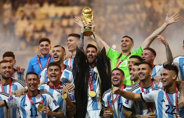 리오넬 메시와 아르헨티나 축구대표팀이 19일(한국시각) 2022 카타르 월드컵 우승 트로피를 들고 기념 사진을 찍고 있다. /로이터 연합뉴스