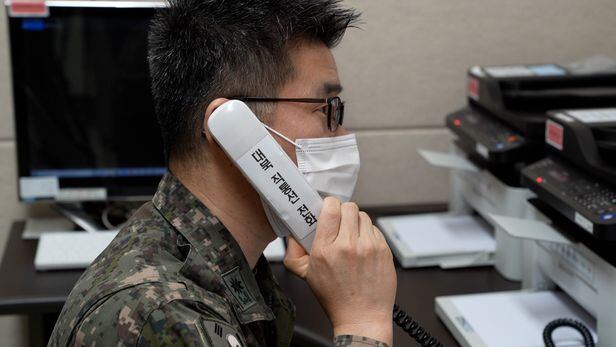 군 관계자가 남북 군 통신선 통화를 하는 모습. / 국방부 자료사진