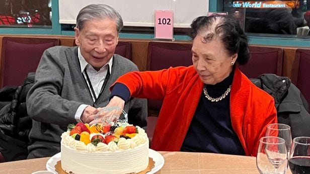 중국의 자유주의 경제학자 마오위스 부부가 지난 1월 중순 캐나다 벤쿠버 자택에서 마오위스의 95세 생일 축하 케이크를 자르고 있다. 마오위스 부부는 작년 말 캐나다로 이주했다. /X
