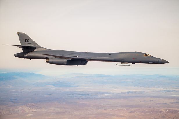 외부무장으로 장거리 공대지미사일 '재즘(JASSM)'을 장착한 미 공군 전략폭격기 B-1B가 지난 20일(현지 시각) 미 캘리포니아주 에드워즈 공군기지 상공에서 시범 비행을 하고 있다. /미 전략사령부