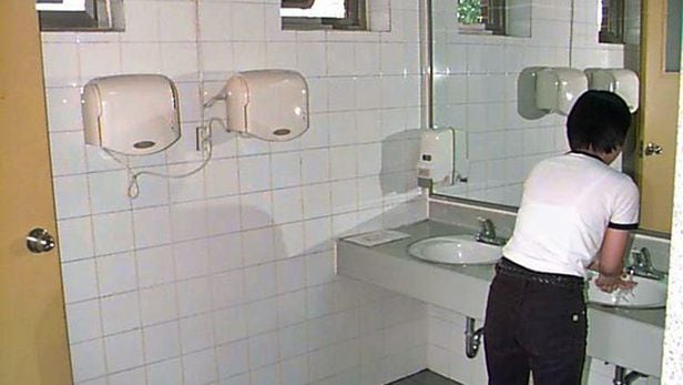 1990년대 말 '아름다운 화장실 가꾸기 사업'으로 깨끗해진 공공화장실 모습.