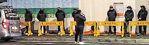 11일 오전 7시쯤 서울 은평구 응암동의 한 공사 현장 앞 도로에서 민노총 조합원들이 집회를 하고 있다. 최근 아침마다 이들이 외치는 구호 등이 스피커에서 울려 퍼져 주민들이 불편을 겪고 있다. /양승수 기자