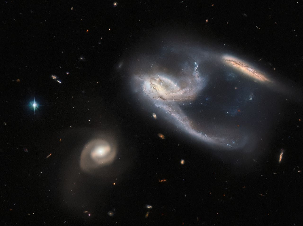 허블 우주망원경이  포착한 은하단 NGC 7764A. 오른쪽 두 은하의 모습이 스타트렉의 우주선 엔터프라이즈호를 연상케한다./NASA ESA