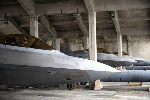 미 공군이 지난 6일 공개한 전투기 F-22. 미 공군은 지난 1일 북한 도발에 대한 대응 차원으로 F-22를 하와이에서 일본 가데나 공군기지로 전진배치시켰다. /미 국방부 홈페이지
