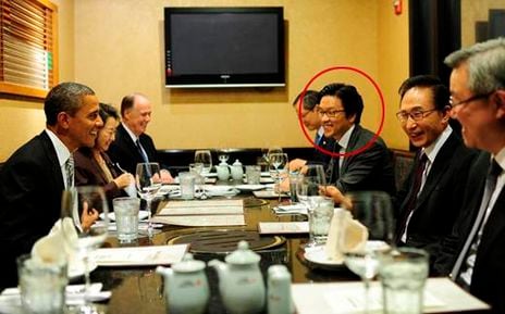 2011년 10월 12일 오후 미국 워싱턴의 한식당 '우래옥'에서 버락 오바마 당시 미국 대통령과 마주 앉은 이명박 대통령의 오른편에 앉아있는 김일범 당시 외교부 북미국 북미2과장./ 연합뉴스