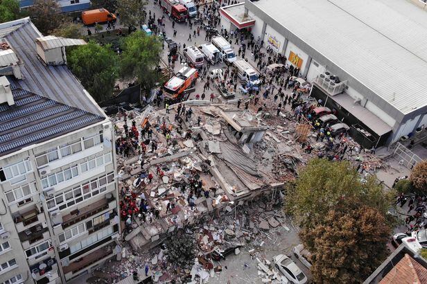 터키 이즈미르 지진 피해현장에서 구조작업이 진행되고있다./로이터 연합뉴스