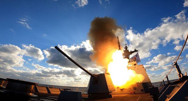 지난 1일 동해 해상 강감찬함(DDH-II)에서  ‘SM-2 함대공 유도탄 미사일’이 화염을 뿜으며 발사되고 있다. 붉은 화염 뒤로 태극기가 휘날리고 있다. /대한민국 해군 