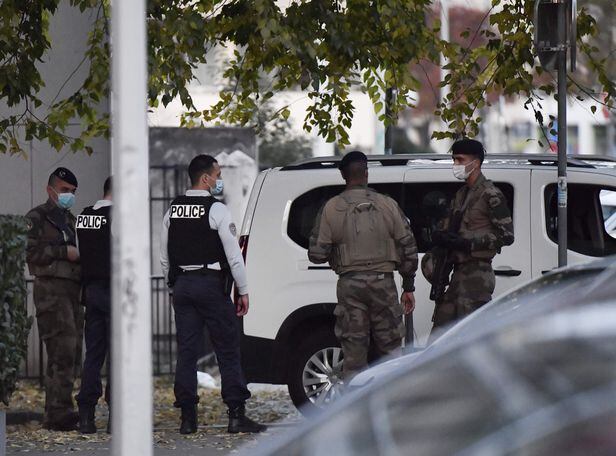 신부를 저격한 테러가 발생한 프랑스 중부도시 리옹의 그리스정교회 앞에서 경찰이 현장을 통제하고 있다./AFP 연합뉴스