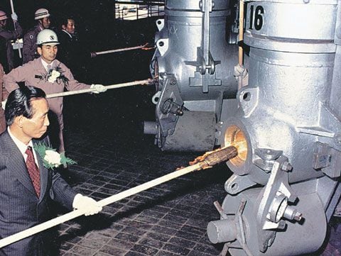 1976년 5월 31일 포항제철 제2고로 화입식(火入式)에서 박정희 대통령이 박태준 포철 사장과 함께 불을 넣고 있다.