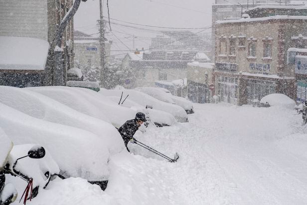 지난 24일 경북 울릉도에 내린 폭설로 도로가 눈으로 덮여 한 주민이 도로를 정비하고 있다. / 울릉군 제공 /뉴시스