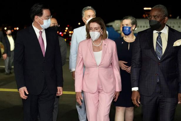 낸시 펠로시(가운데) 미국 하원의장이 대만에 도착한 모습. /AP 연합뉴스