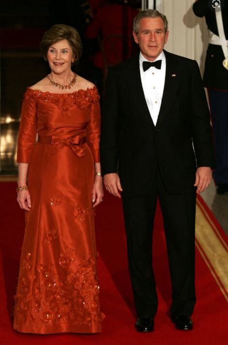 2006년 한 백악관 행사에 붉은색 기성복을 입고 나타난 로라 부시. 8500달러의 고가였음에도 불구하고, 이날 행사에 다른 3명도 같은 옷을 입고 나타났다./백악관
