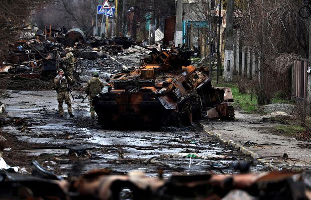 2022년 4월 우크라이나 수도 키이우(키예프) 북부 외곽 도시인 부차에서 우크라이나군 병사들이 파괴된 러시아군 탱크와 장갑차를 배경으로 사진을 찍고 있다. /로이터 연합뉴스 