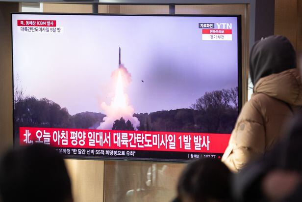 18일 서울역에서 시민들이 북한의 대륙간탄도미사일(ICBM) 도발 뉴스를 시청하고 있다. /뉴스1