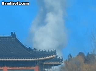 한 네티즌이 "베이징 교외 화장장에서 24시간 시신이 화장되고 있다"며 베이징 바바오산(八寶山) 근처 화장장에서 나오는 연기라고 주장한 영상. /트위터 @xuzhanyou