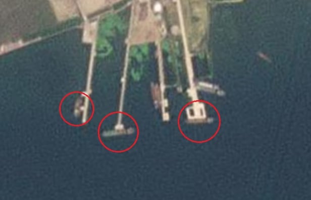 북한 남포 유류 하역 시설을 촬영한 지난달 17일 자 위성사진에서 유조선 3척(붉은 원)이 정박해 있다. /플래닛랩스