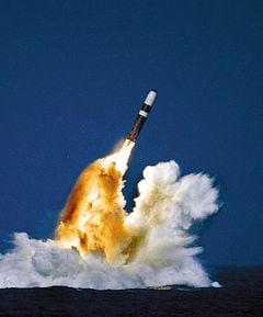 원자력 잠수함에서 발사되고 있는 미  '트라이던트II' SLBM(잠수함발사 탄도미사일).  신형  W76-2 저위력 핵탄두 장착형이 배치되고 있다. /미 해군