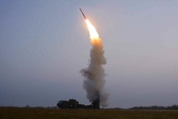 북한이 2021년9월30일 시험발사한 신형 대공미사일. 기존 KN-06과는 다른 형태로 이스라엘제 신형 대공미사일 '데이비드 슬링'을 빼닮은 것으로 알려졌다. /뉴스1